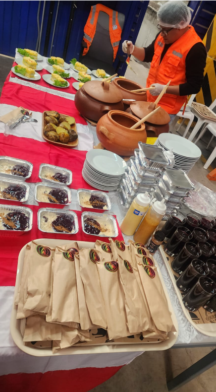 Preparaci&oacute;n y servido de platos por Fiestas Patrias del equipo Fog&oacute;n Gastron&oacute;mico