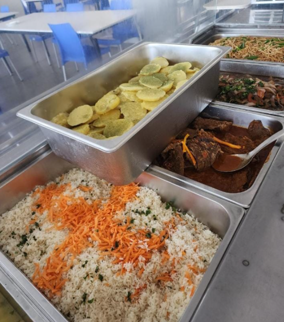 L&iacute;nea de buffet del concesionario de alimentos Fog&oacute;n Gastron&oacute;mico